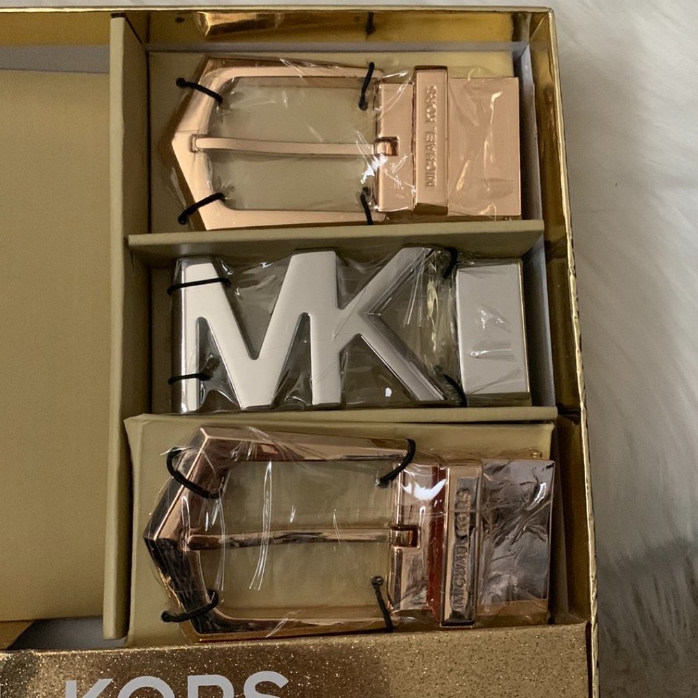 MICHAEL KORS Signature 6-in-1 Reversible Belt Set in Black - Picture 2 of 3